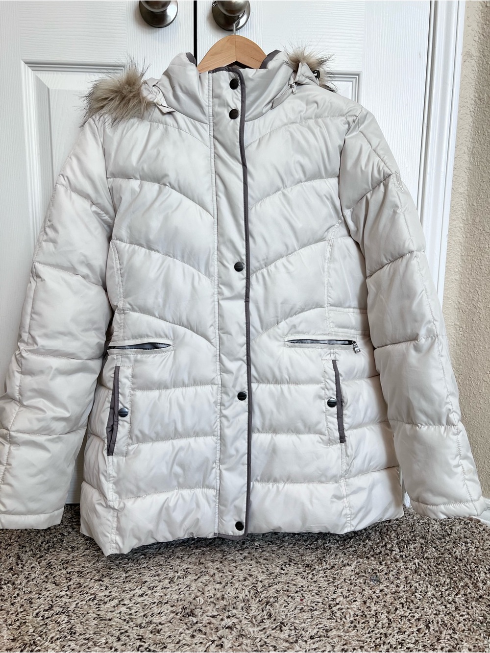 Women's Winter White Quilted Puffer Coat with Faux Fur Hood sz XL